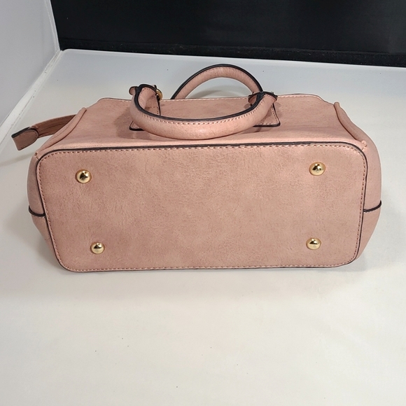 Isabelle Purse - Picture 3 of 11